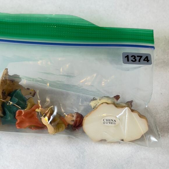 Grandeur Noel '01 Bethlehem Village (2 pcs) Hens & Woman O'Well Porcelain Resin - Picture 10 of 10